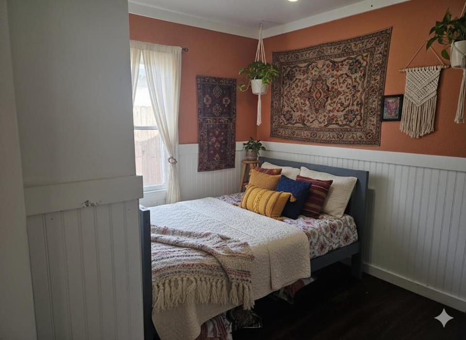 La Lomas Bohemian Courtyard Cottage Apartment in Modesto