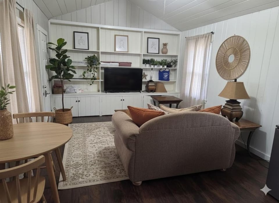 La Lomas Bohemian Courtyard Cottage Apartment in Modesto