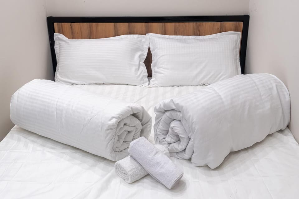 Bed, Photo of the whole room, Bedroom, towels