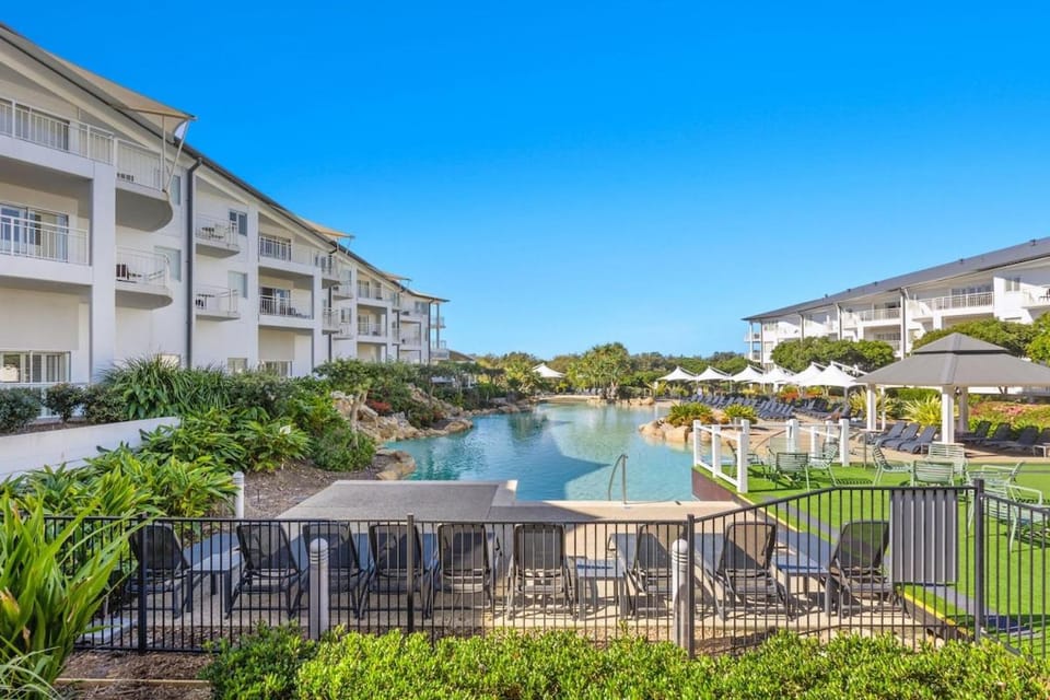 Swimming pool, sunbed