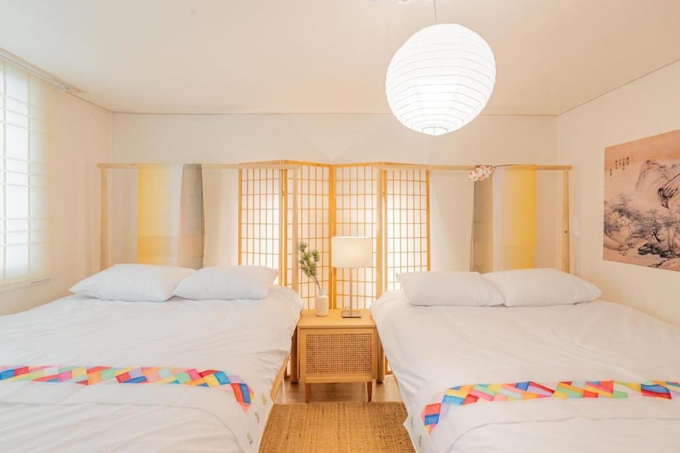 1m Walk Stn, 3BR,12pax, Near the airport bus, DDP 15 mins Apartment in Seoul