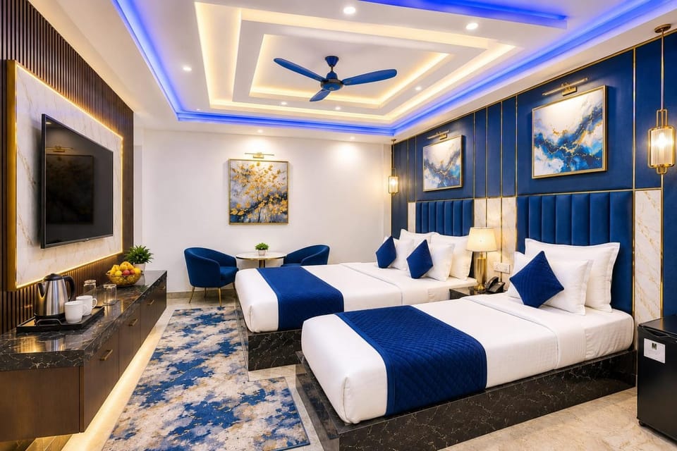 Bed, TV and multimedia, Photo of the whole room, Seating area, Bedroom, fireplace