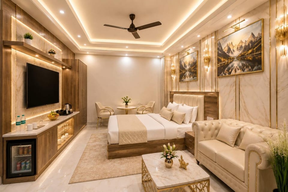 Communal lounge/ TV room, Bed, TV and multimedia, Photo of the whole room, Seating area, Bedroom, fireplace