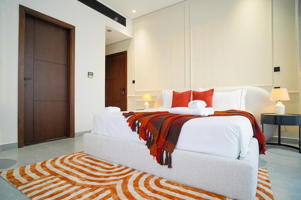 Designer 1BR Study DIFC Skyline View Pool Gym Apartment in Dubai