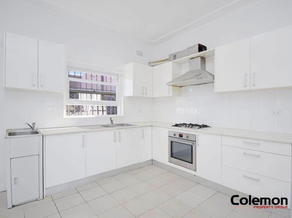 Beautiful Room with Private Bathroom - Prime Location & Close to Shops Bed and Breakfast in Sydney