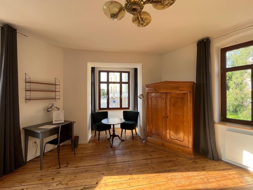 Photo of the whole room, Seating area