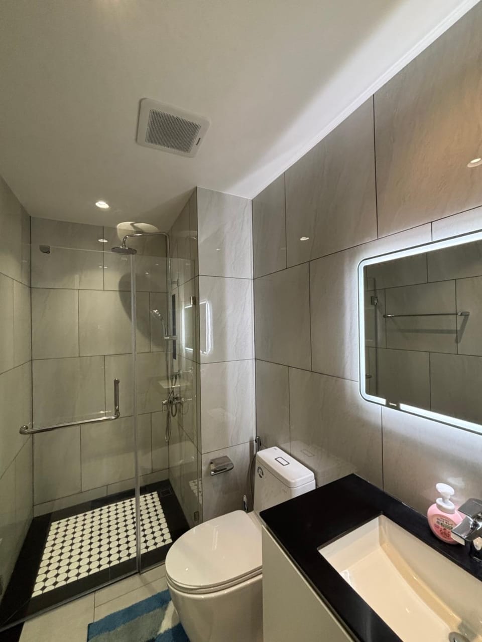 Shower, Toilet, Bath, towels