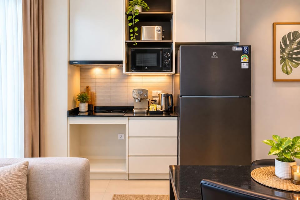 Coffee/tea facilities, Kitchen or kitchenette, stove