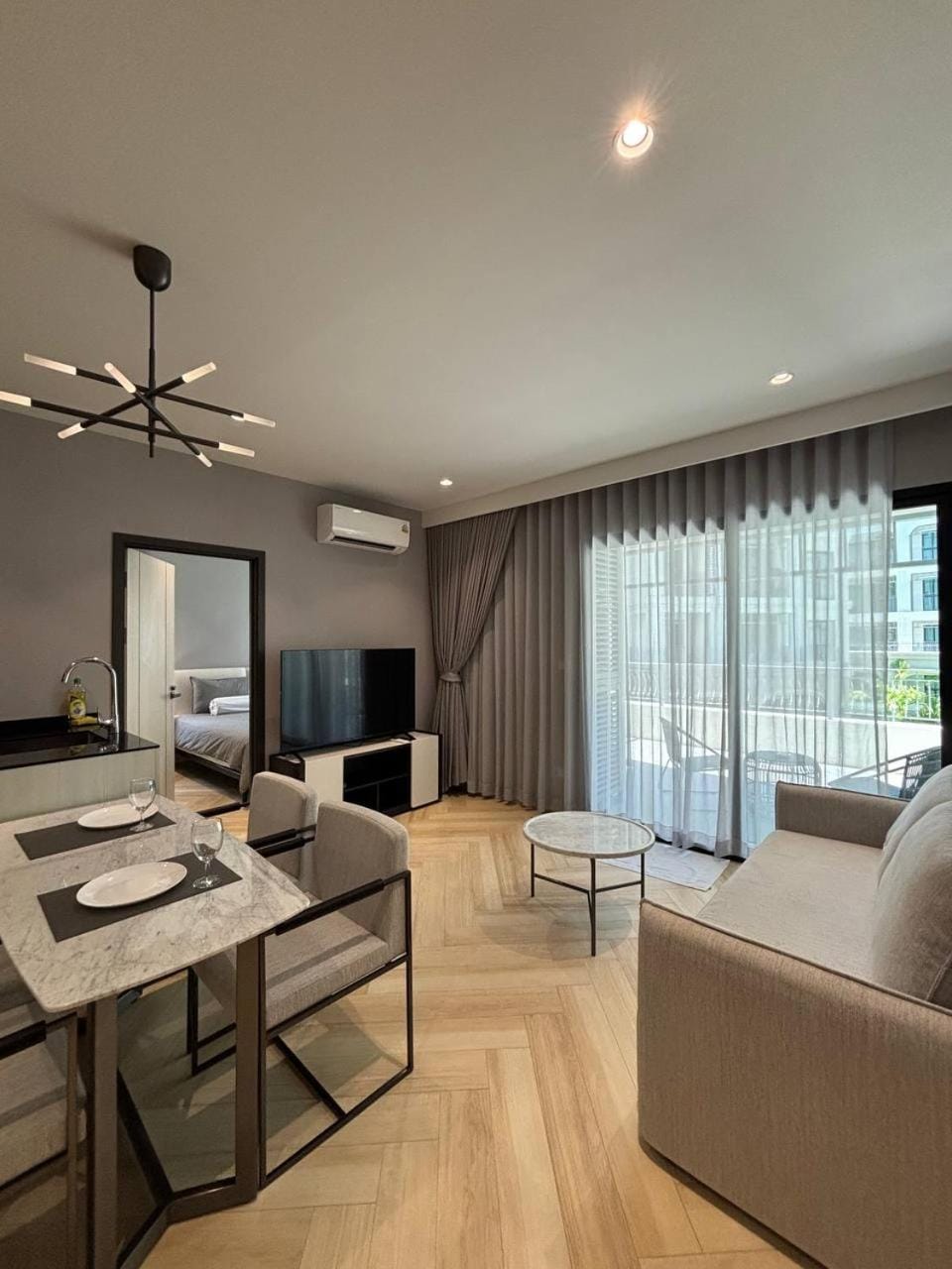 TV and multimedia, Seating area, Dining area