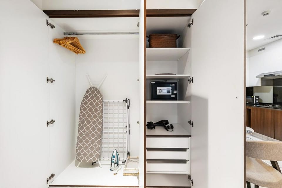 Stylish Studio J ONE Canal View Prime Business Bay Apartment in Dubai