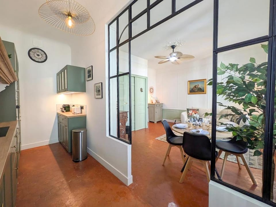 Kitchen or kitchenette, Dining area