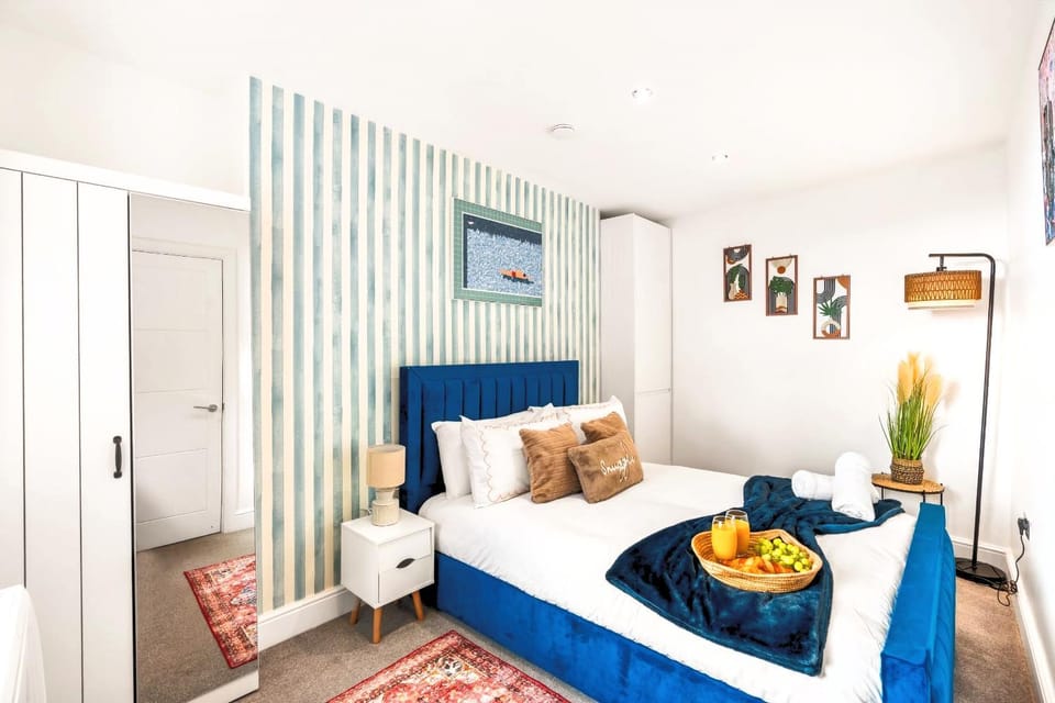 Bed, Food and drinks, Bedroom, Food, wardrobe