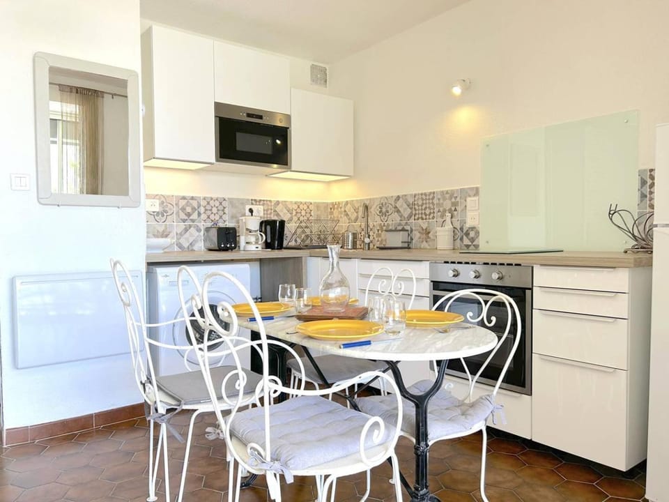 Kitchen or kitchenette, Dining area