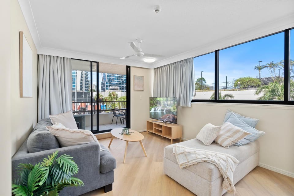 Bright Coastal Retreat Apartment in Surfers Paradise Boulevard