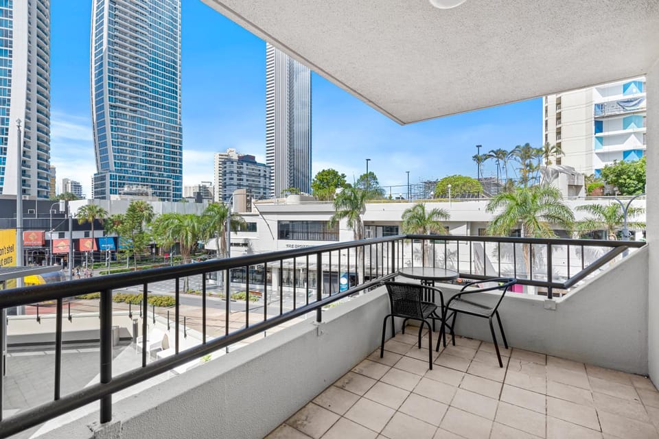 Bright Coastal Retreat Apartment in Surfers Paradise Boulevard
