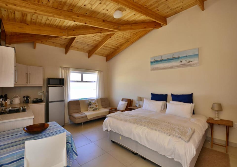 Bed, Kitchen or kitchenette, Photo of the whole room, Seating area, Dining area