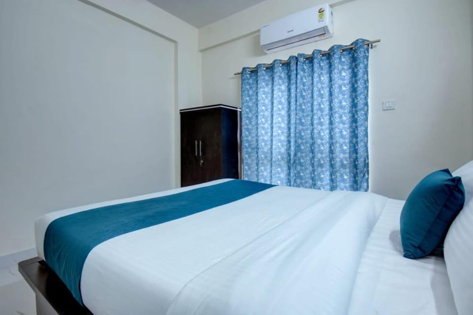 Bed, Photo of the whole room, Bedroom, wardrobe, air conditioner
