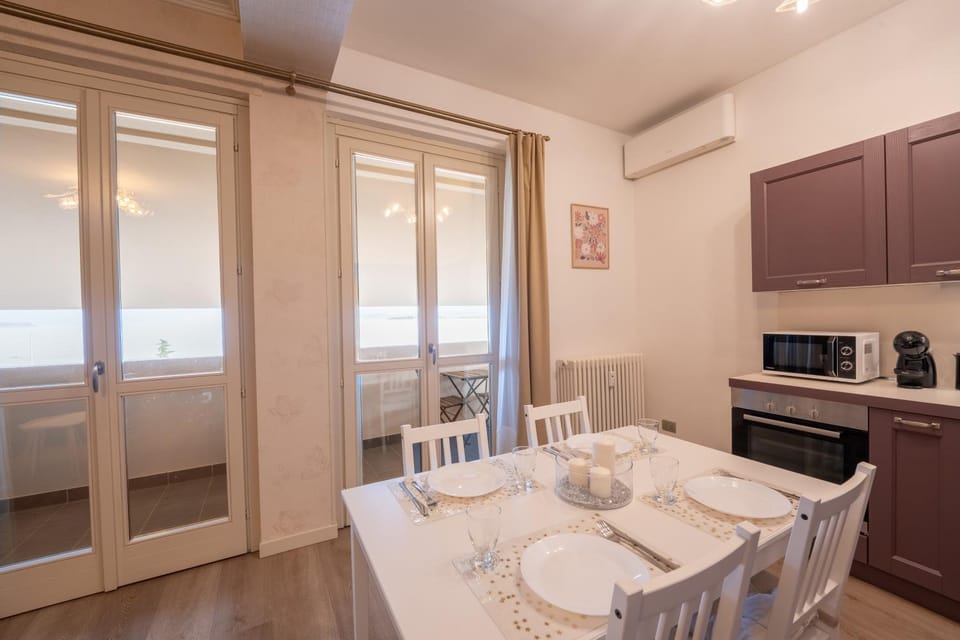 Dining area, Lunch, kitchen