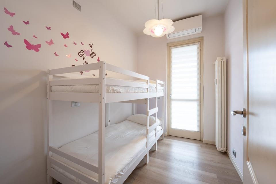 Bedroom, bunk bed