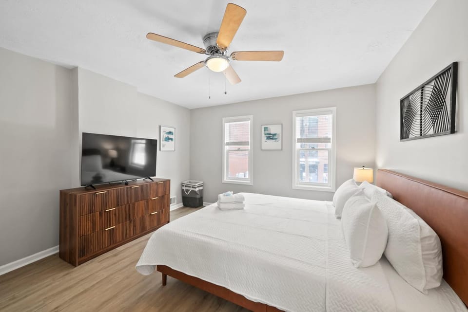 Short North 2BR, 2 Kings and Free Parking House in Short North