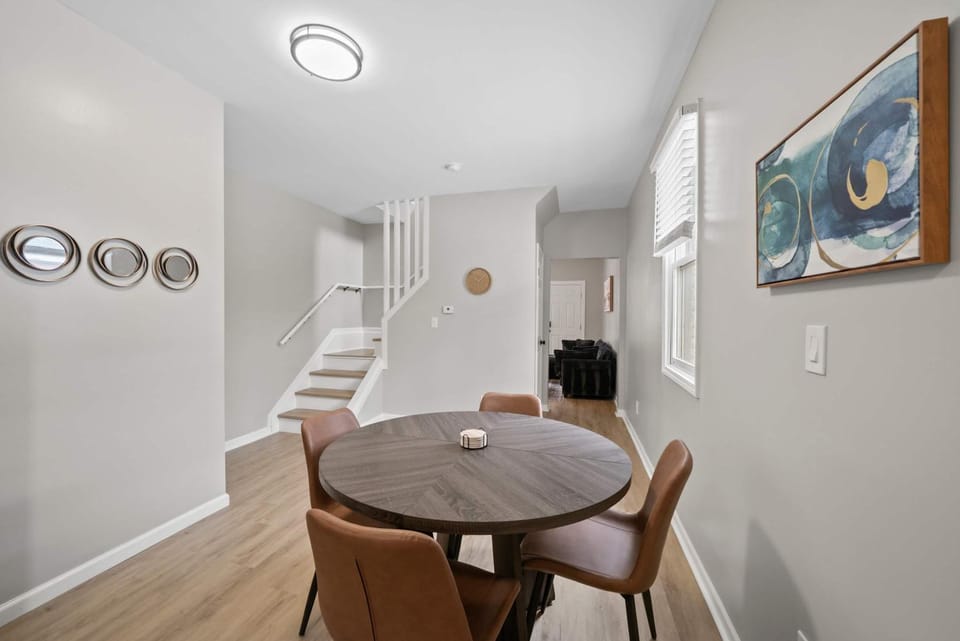Short North 2BR, 2 Kings and Free Parking House in Short North