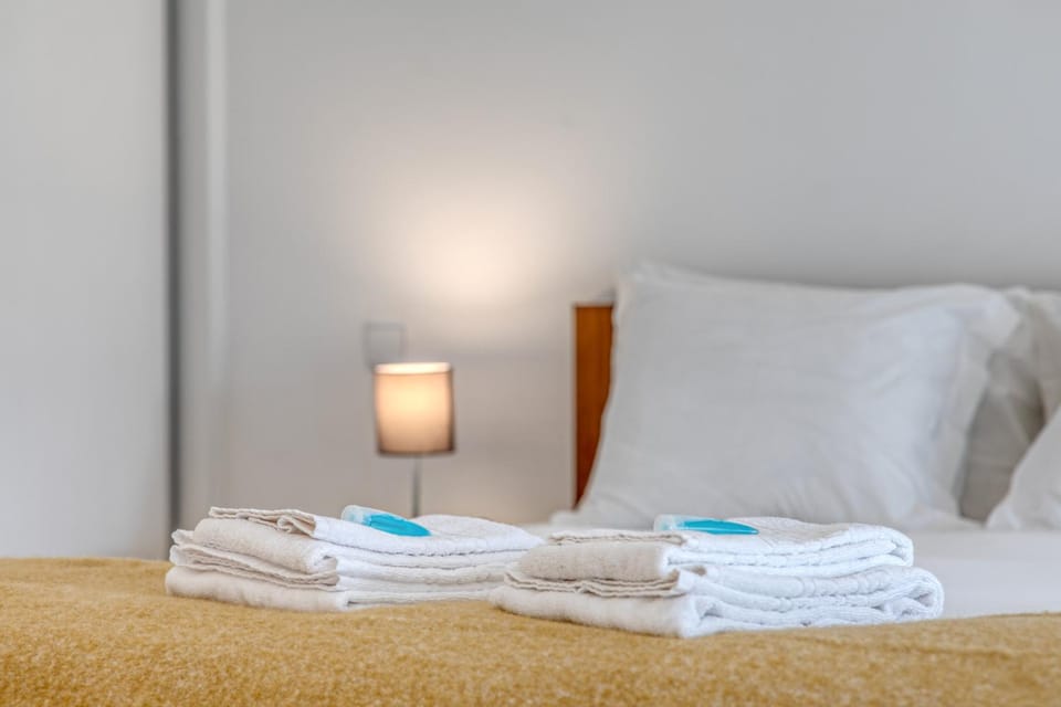 Bed, Bedroom, towels