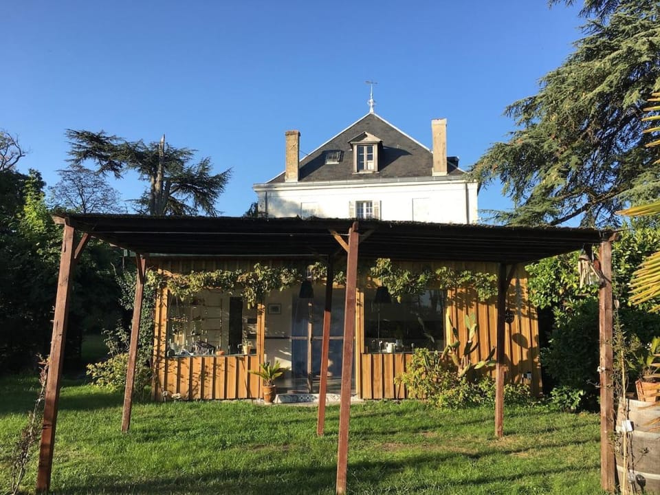 Studio dans un parc au coeur du Vignoble Bordelais Apartment in Nouvelle-Aquitaine