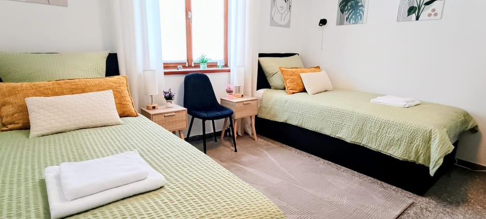 Bed, TV and multimedia, Photo of the whole room, Seating area, Bedroom, towels