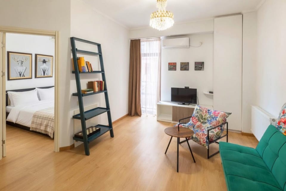 Communal lounge/ TV room, Library, TV and multimedia, Living room, air conditioner