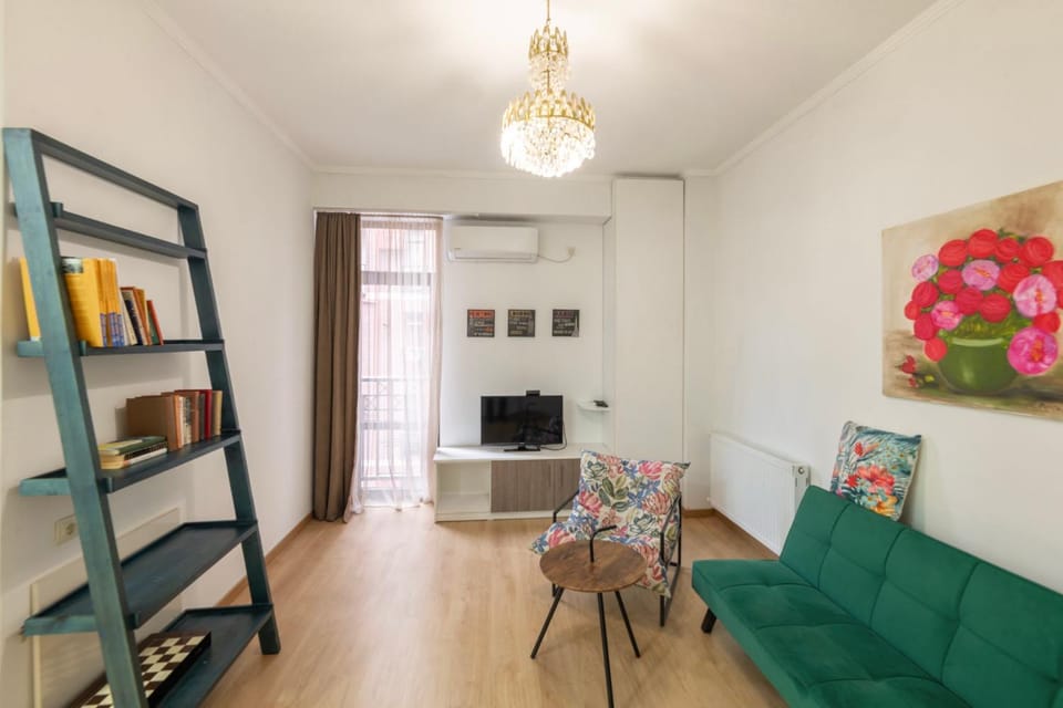 TV and multimedia, Living room, Seating area, air conditioner