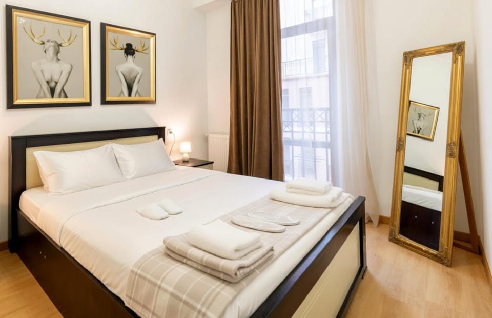 Bed, Bedroom, towels
