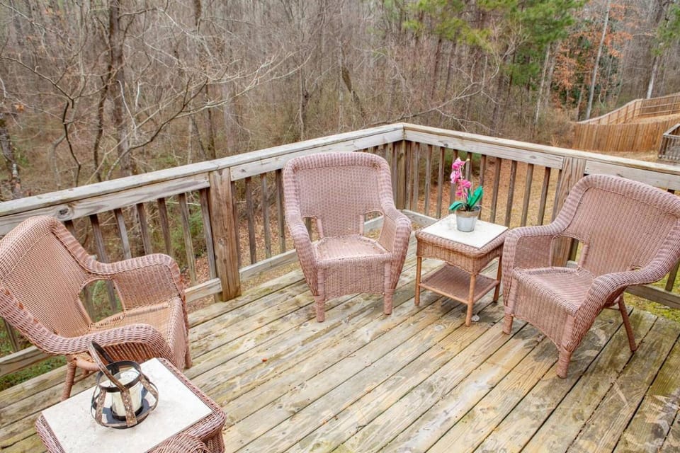 Modern Oak with 6BD-3BR Sleeps 12 House in Fairburn