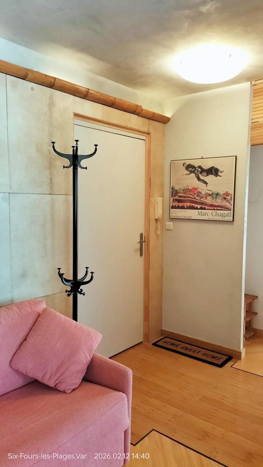 Bright stopover with terrace in Six-Fours Apartment in Six-Fours-les-Plages