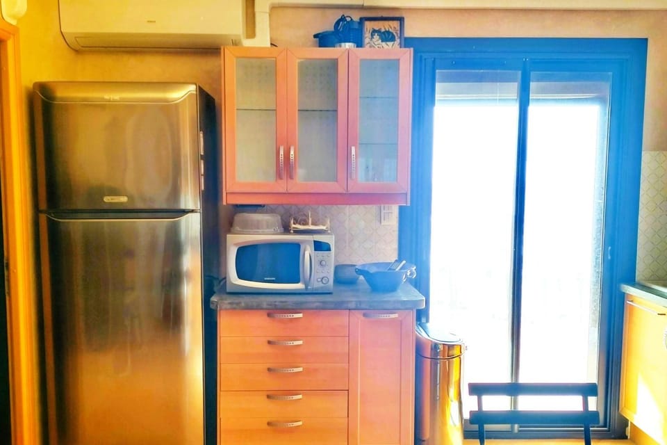Bright stopover with terrace in Six-Fours Apartment in Six-Fours-les-Plages