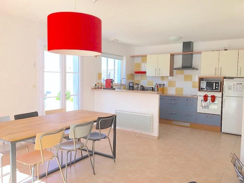 Coffee/tea facilities, Dining area, dishwasher, microwave, oven, kitchen