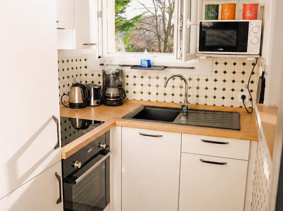 Coffee/tea facilities, Kitchen or kitchenette, oven, stove, toaster