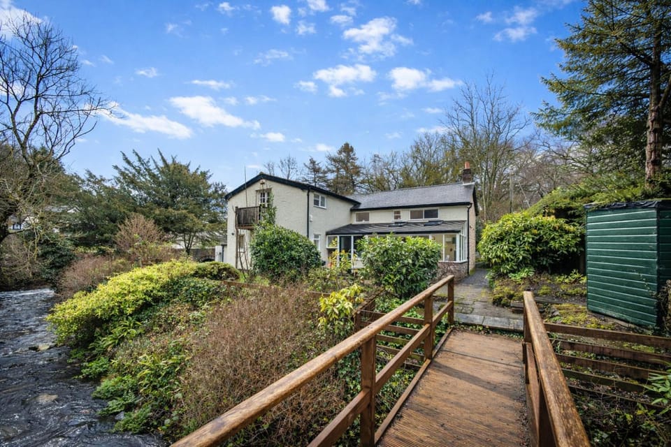 Property building, Facade/entrance, Day, Garden, Garden view