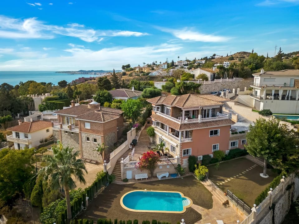 Property building, Nearby landmark, Off site, Day, Natural landscape, Bird's eye view, Pool view, Sea view, Swimming pool, Location