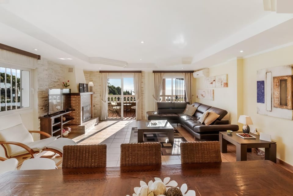 TV and multimedia, Living room, Dining area, air conditioner