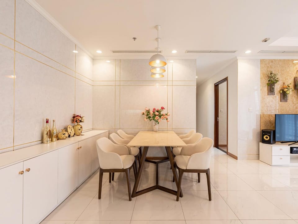 TV and multimedia, Kitchen or kitchenette, Living room, Seating area, Dining area
