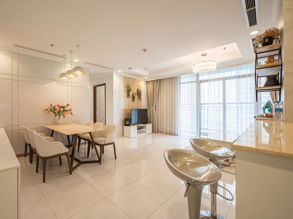 TV and multimedia, Kitchen or kitchenette, Living room, Seating area, Dining area