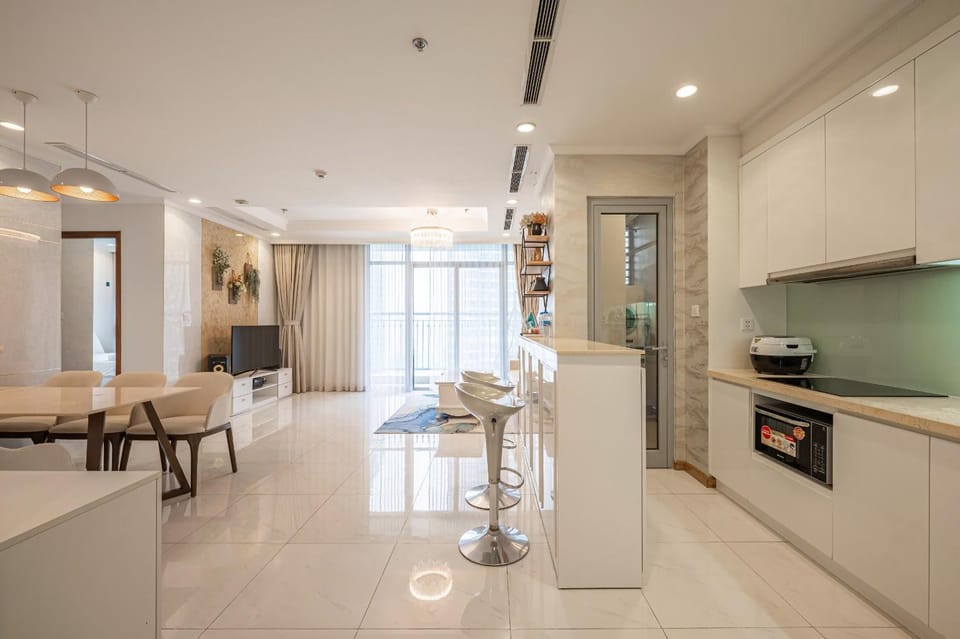 TV and multimedia, Kitchen or kitchenette, Living room, Seating area, Dining area, stove