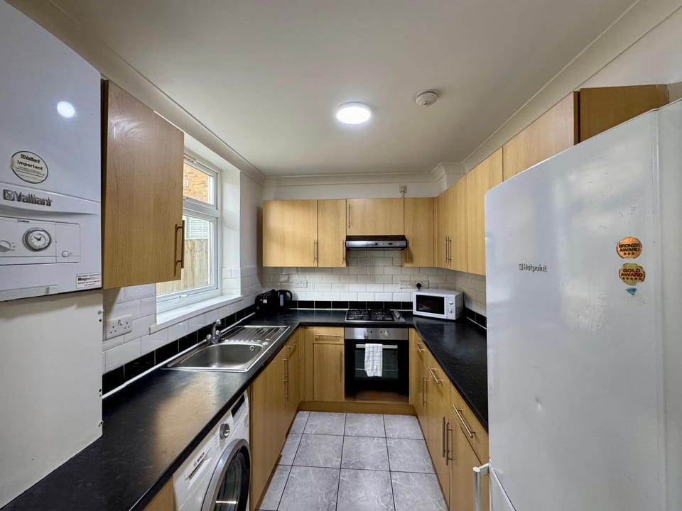 4-Bedroom House in Leyton near Stratford with 3 Bathrooms, Garden, Parking & WiFi House in London