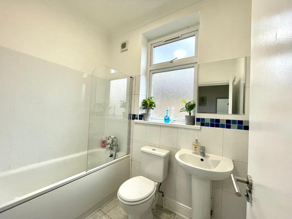 4-Bedroom House in Leyton near Stratford with 3 Bathrooms, Garden, Parking & WiFi House in London