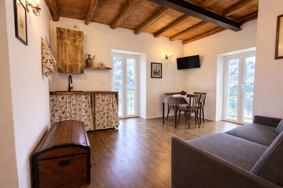 TV and multimedia, Kitchen or kitchenette, Living room, Seating area, Dining area, stove