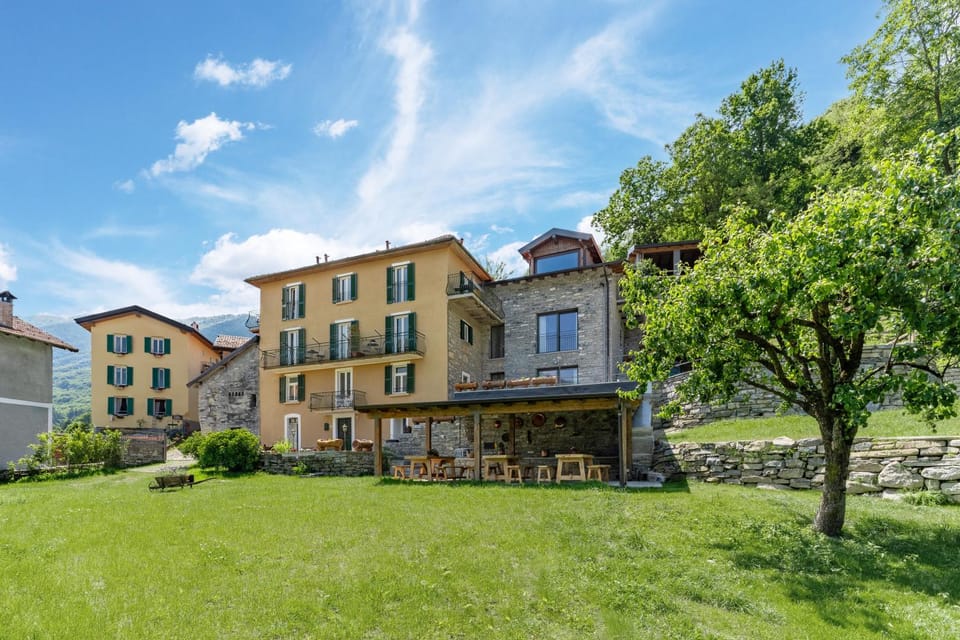 Property building, Spring, Day, Natural landscape, Garden, Garden, Balcony/Terrace, Garden view