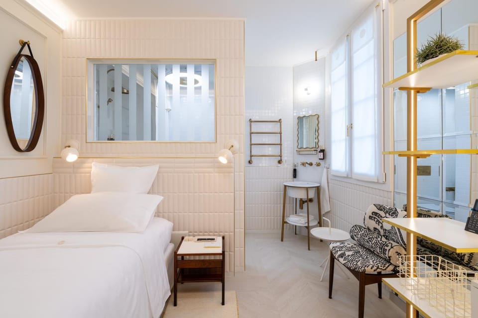 Photo of the whole room, Bedroom