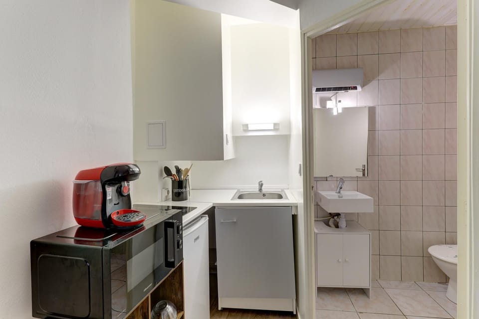 Kitchen or kitchenette