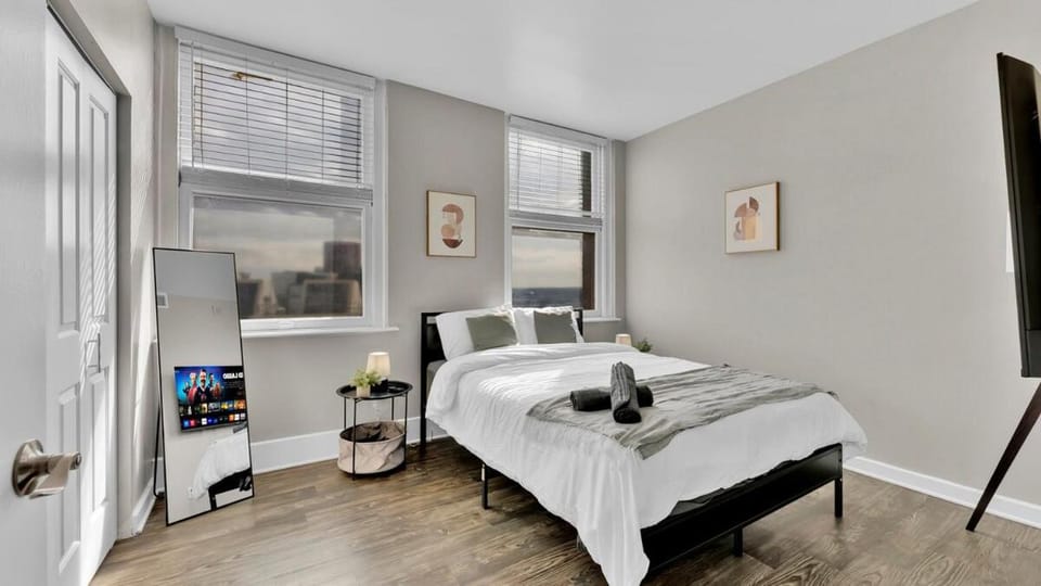HEB203 Spacious & Stylish 2B Condo Downtown Fort Worth, Free Parking, Walk to Convention Center Apartment in Fort Worth