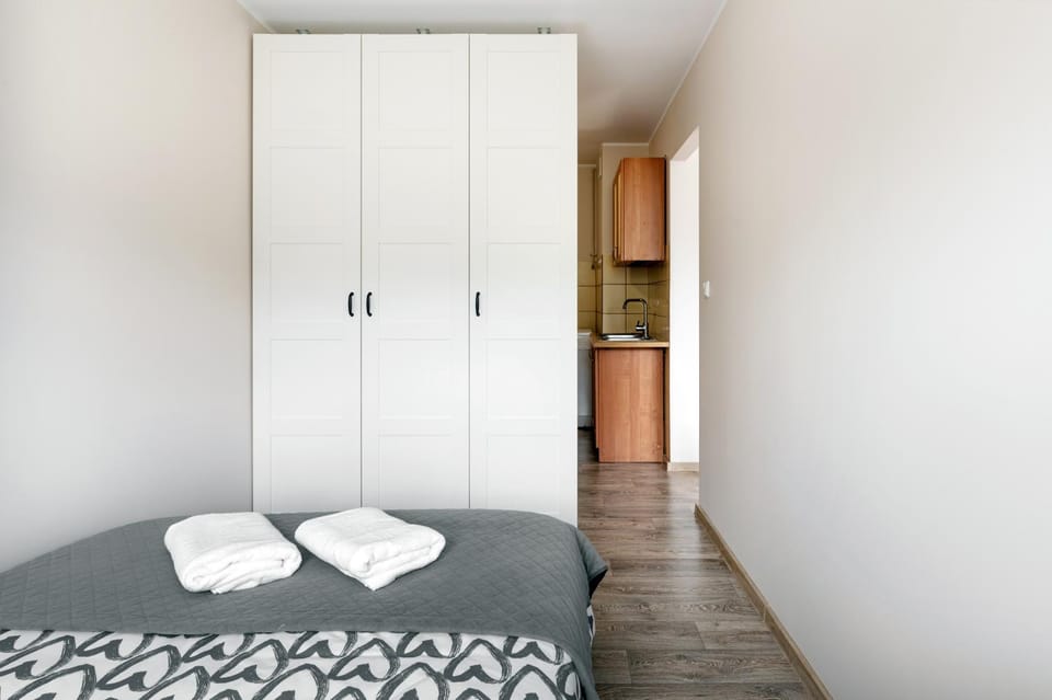 Bed, Bedroom, towels, wardrobe